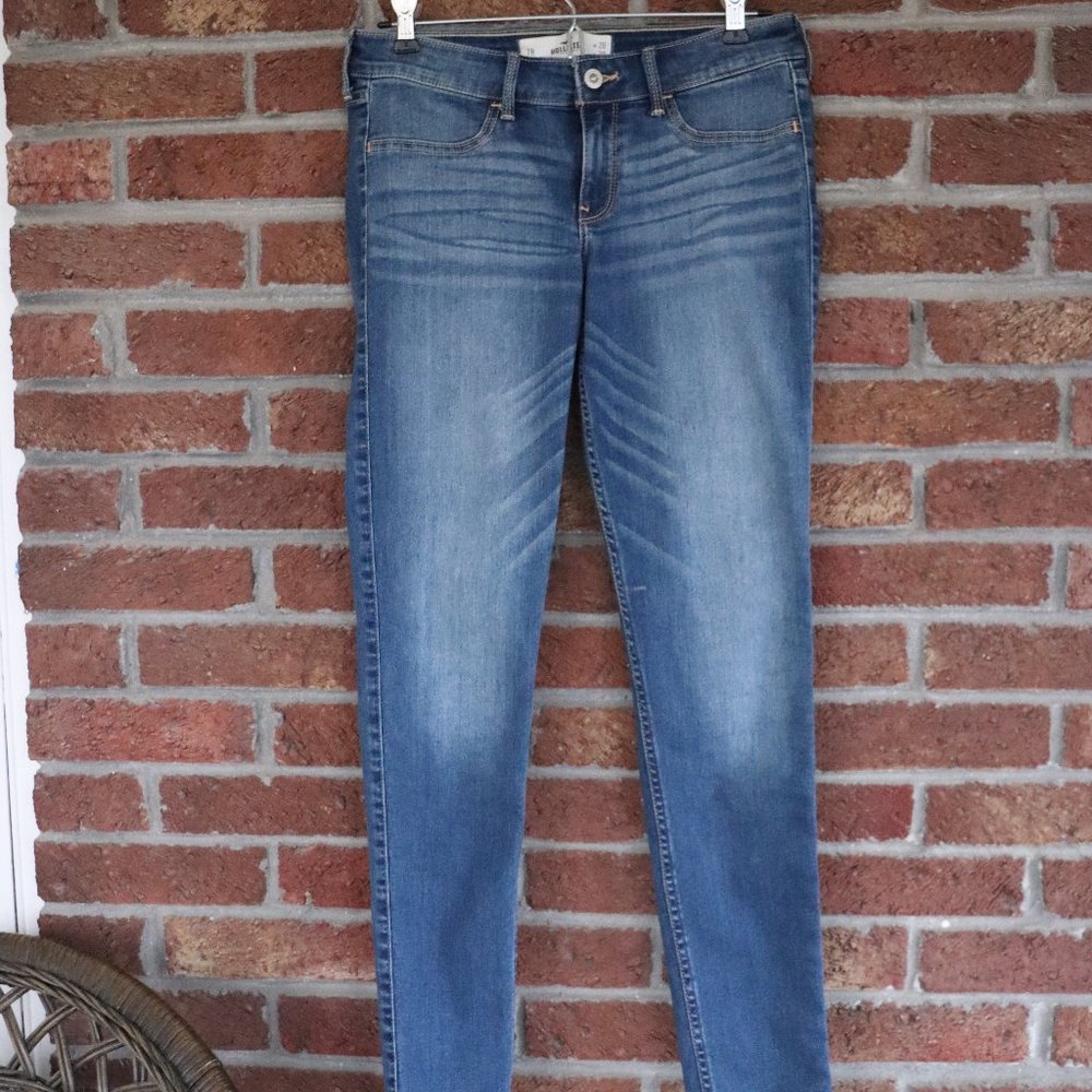 Hollister Women's Skinny Jeans in Medium Blue Denim - Picture 9 of 15